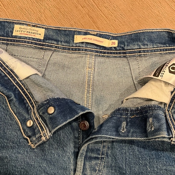 Levi’s Buttonfly Ribcage Straight Jean Shorts - Size 26 - Picture 2 of 5